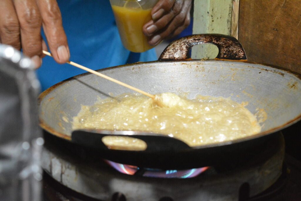 Adapun beragam makanan yang dijual mulai dari makanan basah, makanan siap saji, makanan manis, makanan pedas dan masih banyak lagi