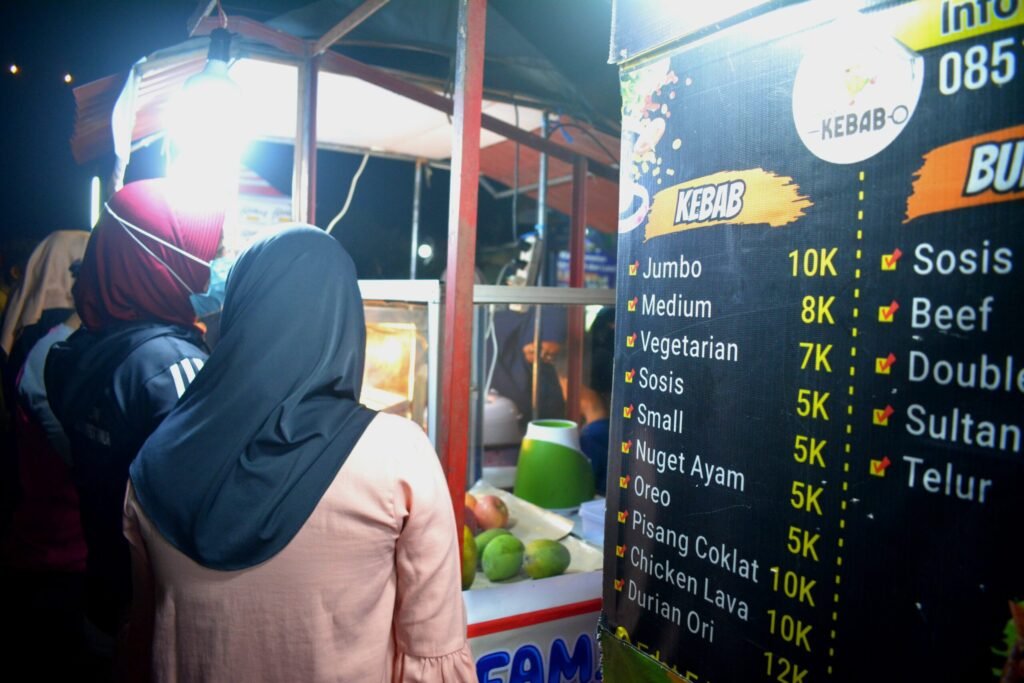 Harga makanan dan minuman juga tergolong murah mulai dari seribuan hingga belasan ribu saja