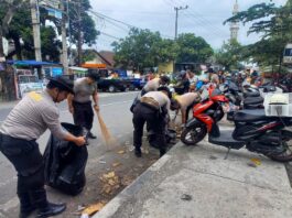 Peduli Kebersihan Lingkungan, Polsek Mataram Gotong Royong di Pasar Pagutan
