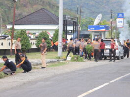 Peduli Kebersihan, Polres Sumbawa Barat Gelar Gotong Royong Pembersihan Sampah di Jalan Telaga Bertong