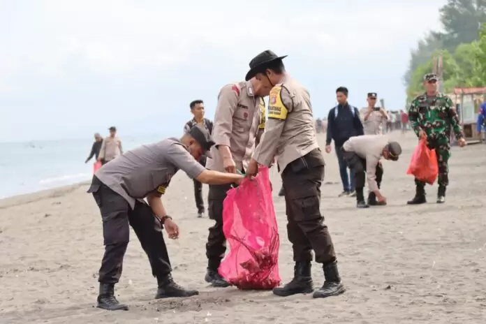 Pantai Kupu Kupu Dusun Cemara Lombok Barat