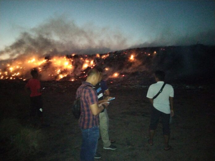 Tempat Pembuangan Sampah di Gili Trawangan Kebakaran