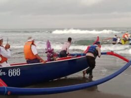 Upacara Melasti di Pantai Soka