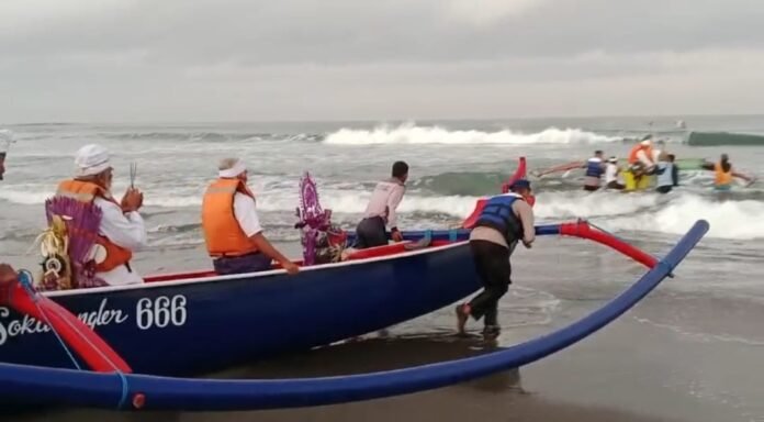 Upacara Melasti di Pantai Soka