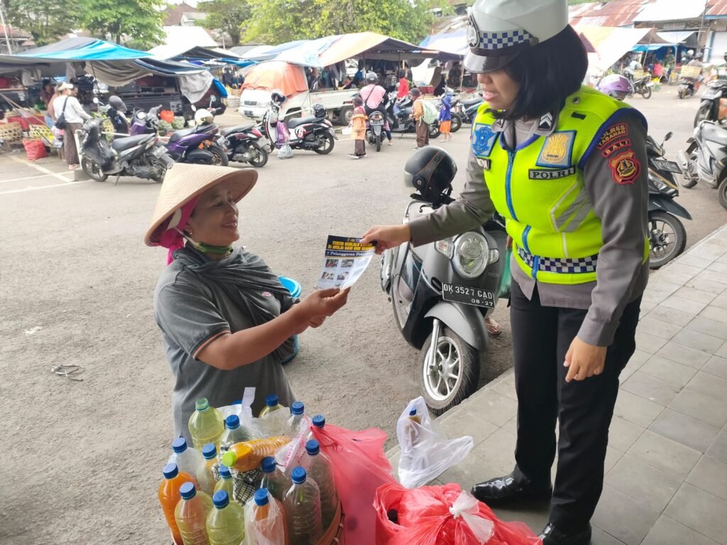 Polres Tabanan Sebar Brosur Himbauan Tertib Berlalu Lintas