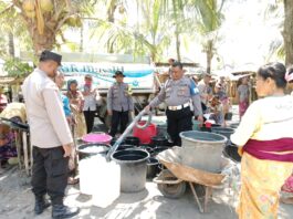 Distribusikan Air Bersih untuk Masyarakat
