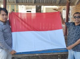 Sambut HUT RI ke-79, Polres KSB Lakukan Pemberian Bendera Merah Putih
