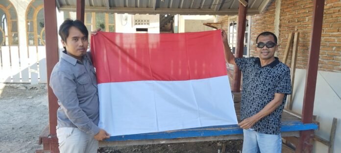 Sambut HUT RI ke-79, Polres KSB Lakukan Pemberian Bendera Merah Putih