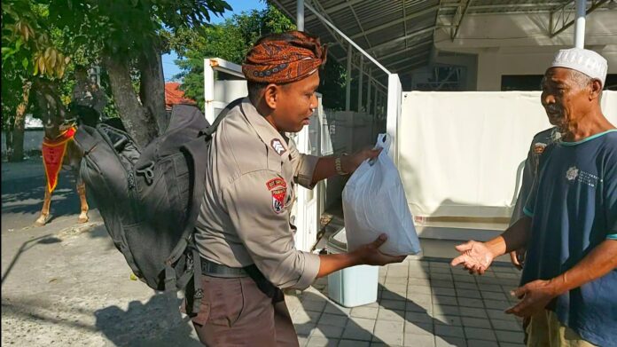 Unit Polsatwa Ditsamapta Polda NTB Gelar Patroli Sambil Berbagi