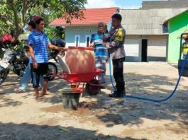 Polres Lombok Tengah Distribusi Air Bersih di Kecamatan Jonggat