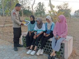 Polsek Sumbawa Cegah TPPO dengan Brosur