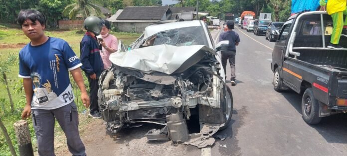 Kecelakaan Lalu Lintas di Aik Darek, Truk Hino Hantam Honda HRV