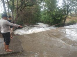 Terpeleset, Bocah 2,5 Tahun Terseret Arus Sungai