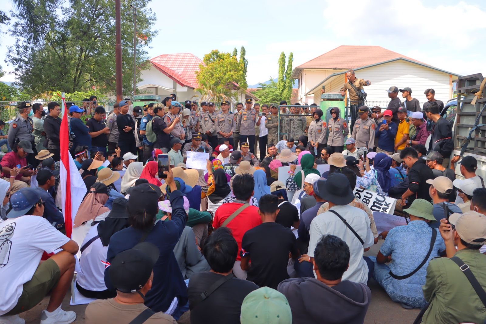 Unjuk Rasa Masyarakat Gili