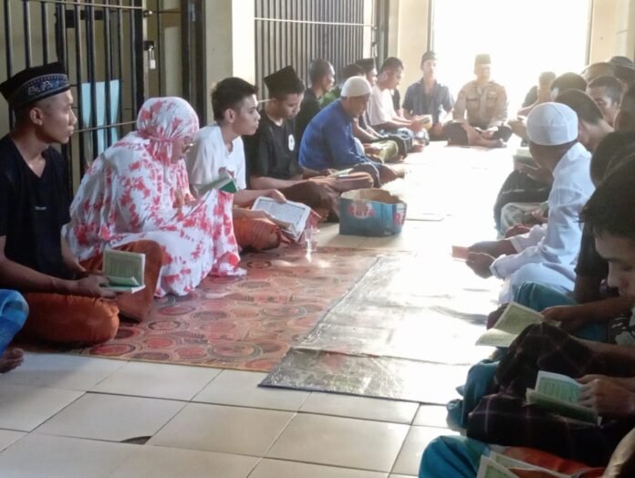 Kasat Tahti Beri Pembinaan Rohani Tahanan Polres Lombok Utara