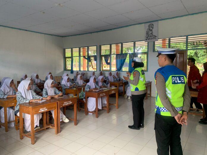 Sat Lantas Polres Bima Kota Sosialisasi Kamseltibcarlantas dan SIM Keliling