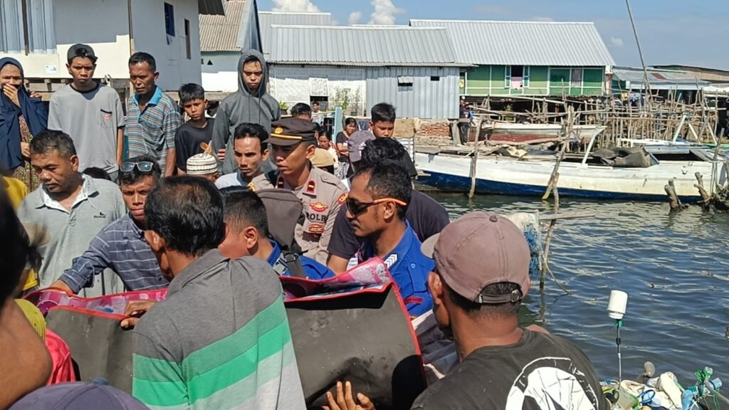 Polisi dan Warga Evakuasi Warga Labuhan Burung yang Meninggal Saat Melaut 3 melaut