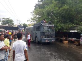 Sat Samapta Polres Bima Kota Padamkan Kebakaran Lapak Kaki Lima dengan Mobil AWC