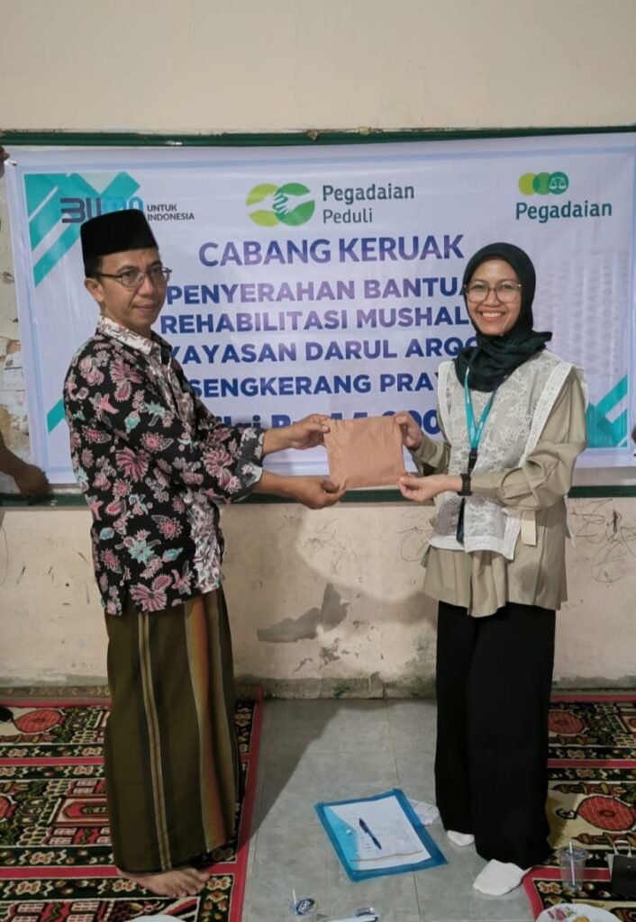 Bina Lingkungan, Pegadaian Keruak Serahkan Bantuan di Yayasan Darul Arqom