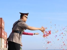 Polres Sumbawa Gelar Upacara Tabur Bunga di Pelabuhan Badas