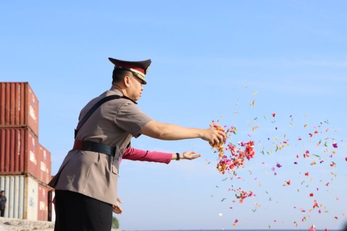 Polres Sumbawa Gelar Upacara Tabur Bunga di Pelabuhan Badas