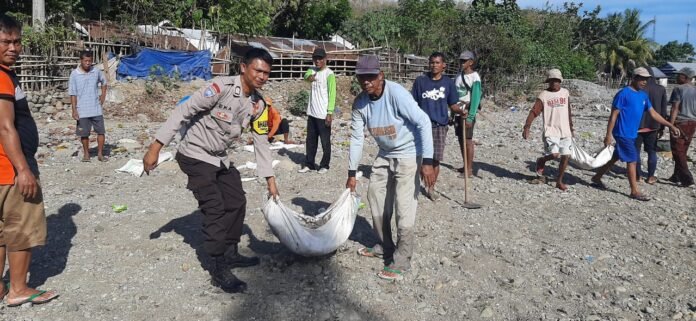 Bhabinkamtibmas Jurumapin Gotong Royong Memperbaiki Jalan