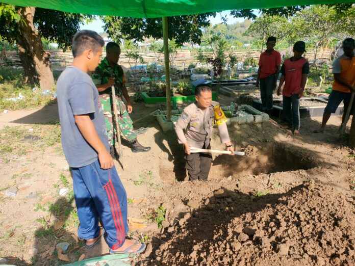 Bhabinkamtibmas dan Babinsa di Sumbawa Bantu Warga Gali Kubur