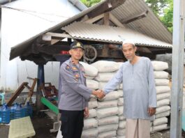 Kapolres Loteng Sumbang Semen ke Yayasan Pondok Pesantren Nurul Hidayah Juring