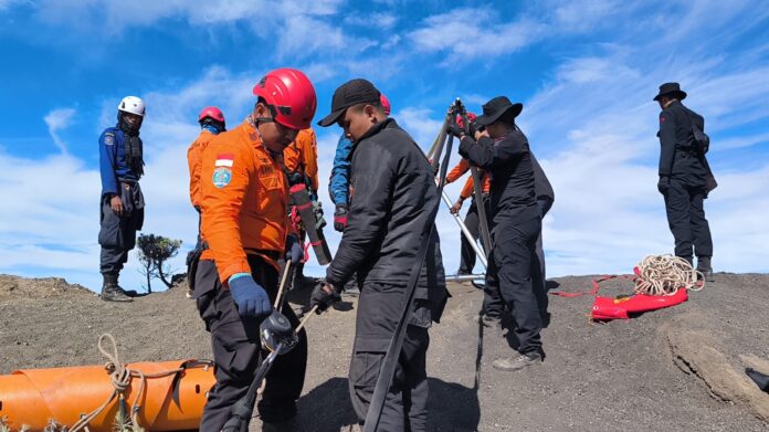 Evakuasi Pendaki Brasil di Rinjani