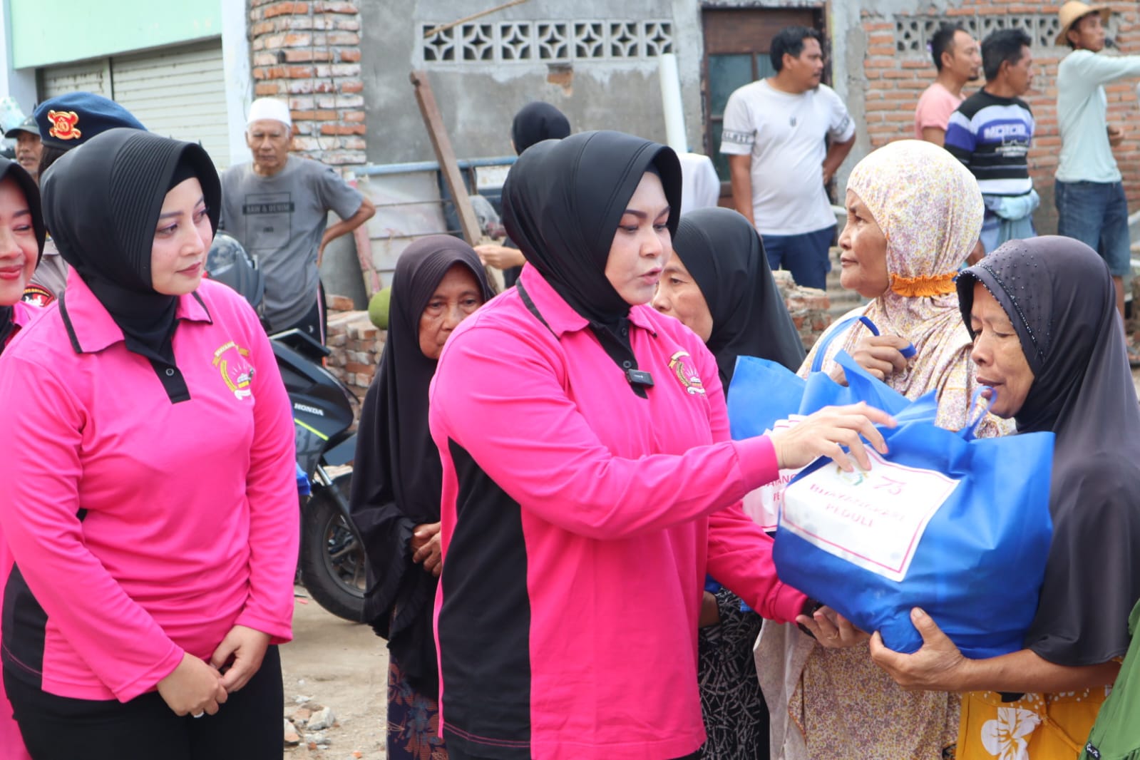 Bhayangkari Brimob Polda NTB Baksos di Majeluk
