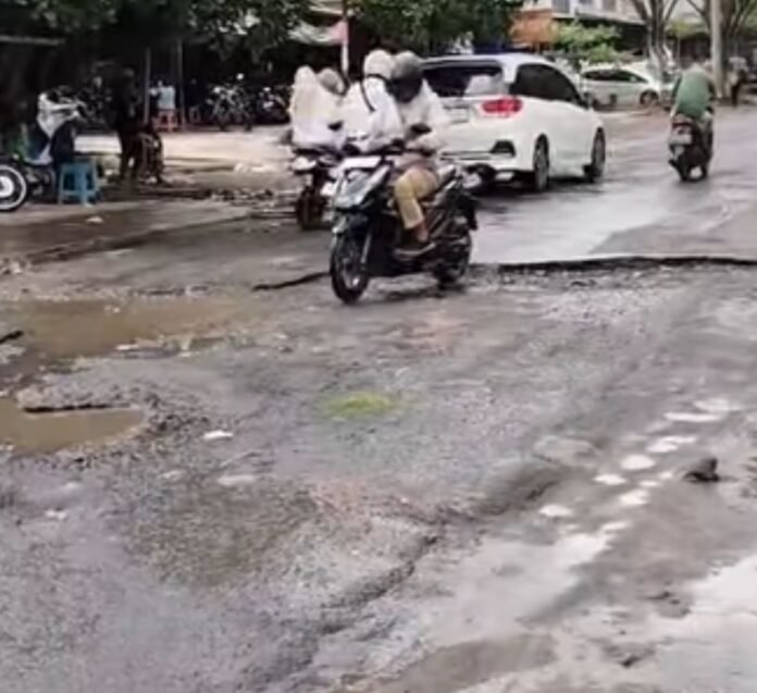 Jalan Rusak di Pasar Renteng