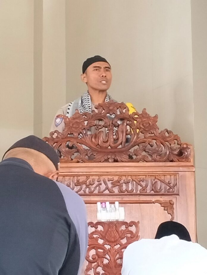 Bhabinkamtibmas Desa Lelede Ajak Warga Jauhi Miras dan Judi Melalui Mimbar Masjid