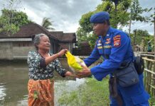 Bantuan Sosial Hasil Gerakan 1.000 Rupiah Disalurkan untuk Korban Banjir Sekotong korban banjir sekotong