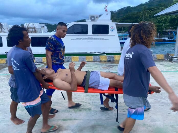Ditpolairud Polda NTB Gercep Evakuasi Warga Terpeleset hingga Patah Tulang di Gili Trawangan