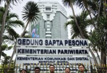 Soroti Tata Kelola, Aktivis KAMMI Datangi Kementerian Pariwisata Bawa Kain Kafan Aktivis KAMMI Datangi Kementerian Pariwisata Bawa Kain Kafan