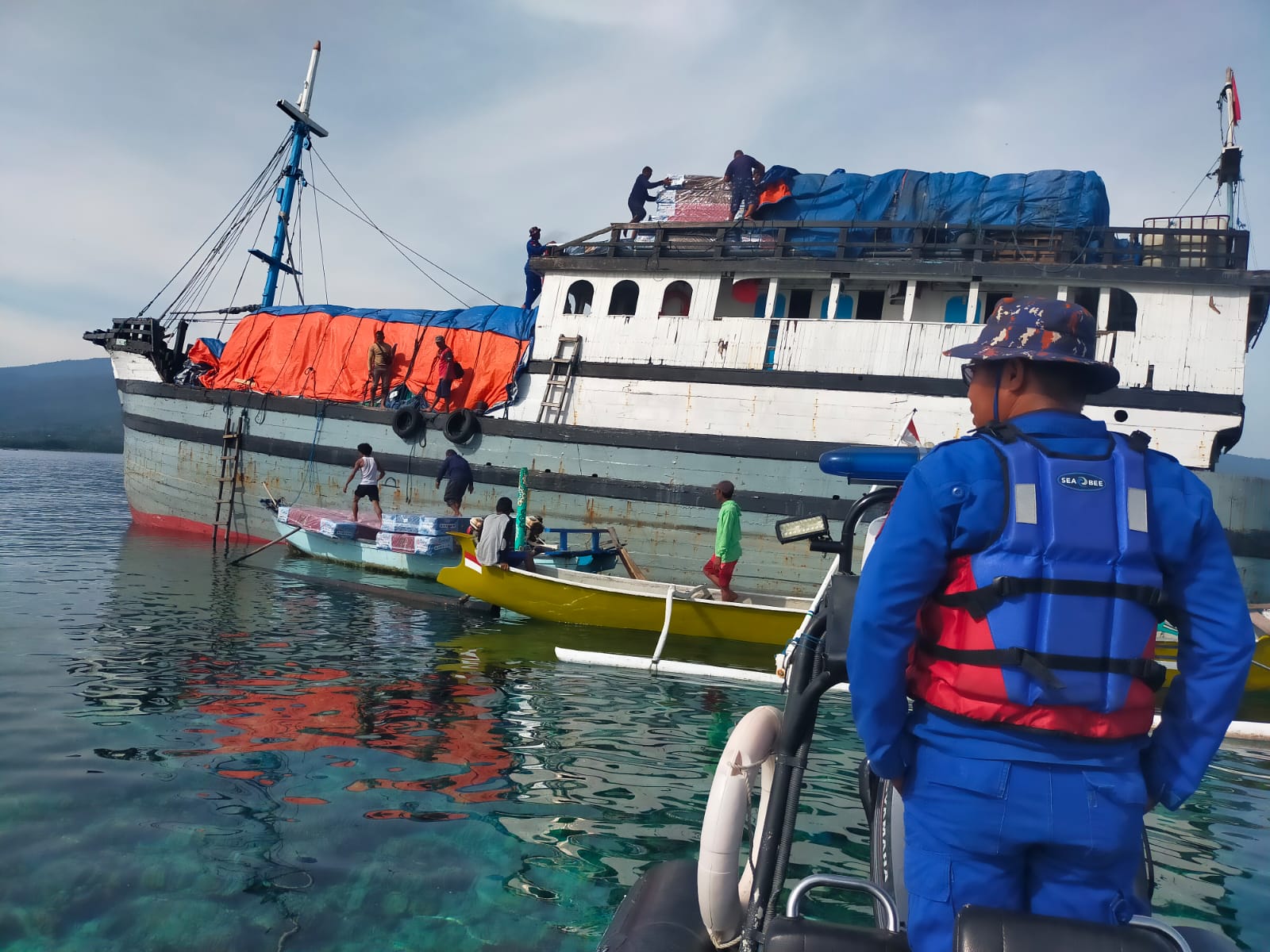 Kapal Kandas di Perairan Gili Lawang, Dirpolairud Polda NTB Laksanakan SAR dan Pengamanan Kapal Kandas di Perairan Gili Lawang