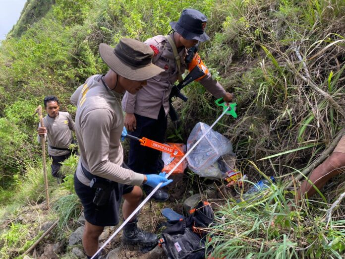 Pemburu Kambing Liar yang Hilang di Gunung Sangiang Api