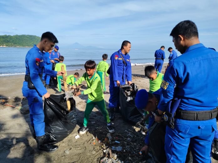 aksi bersih pantai