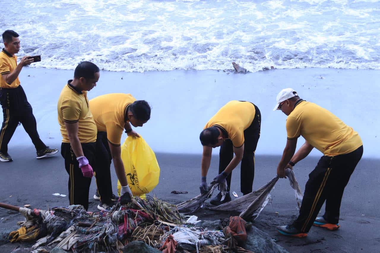 gotong royong bersih pantai