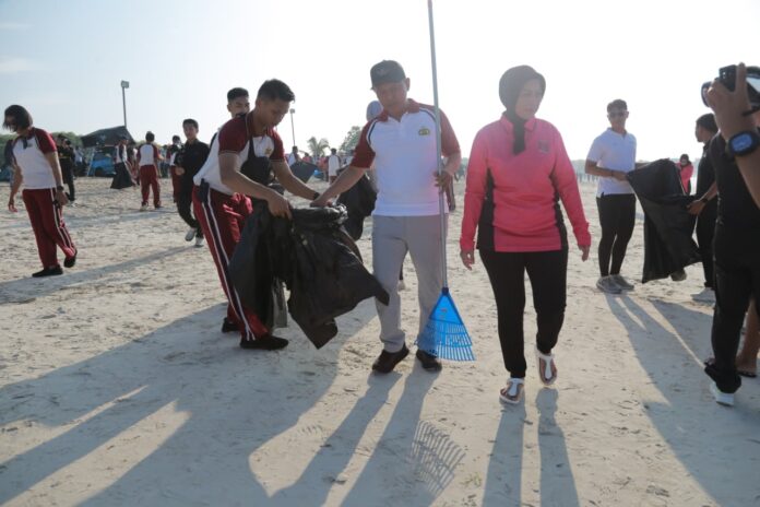 Gotong Royong Bersih Pantai Tanjung Aan