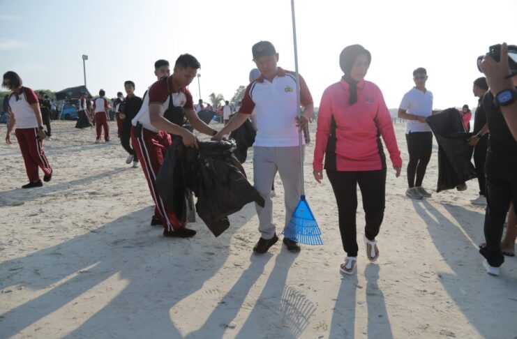 Gotong Royong Bersih Pantai Tanjung Aan