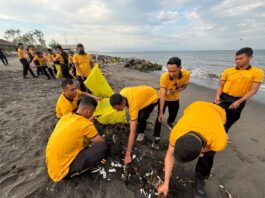 bersih pantai loang baloq