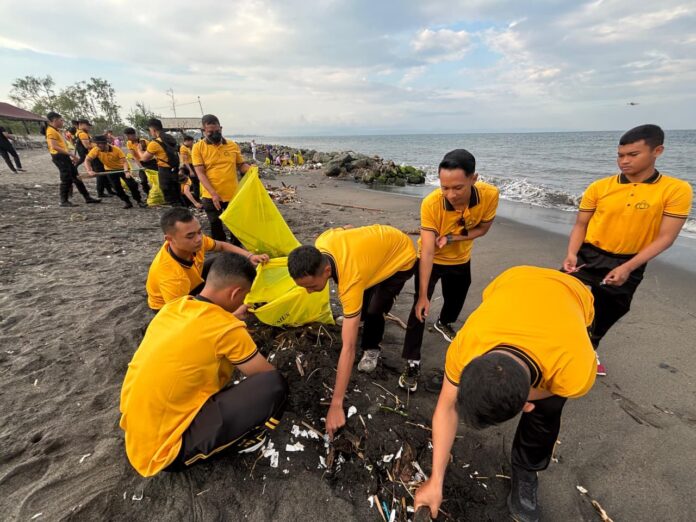 bersih pantai loang baloq