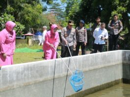 Panen Ikan di Kolam Budidaya SPN Belanting, Polda NTB Dukung Program Ketahanan Pangan Nasional